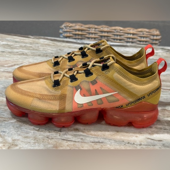 Men’s NIKE AIR VaporMax 2019 running shoes- Red/gold. Size 7.5 - Picture 3 of 10